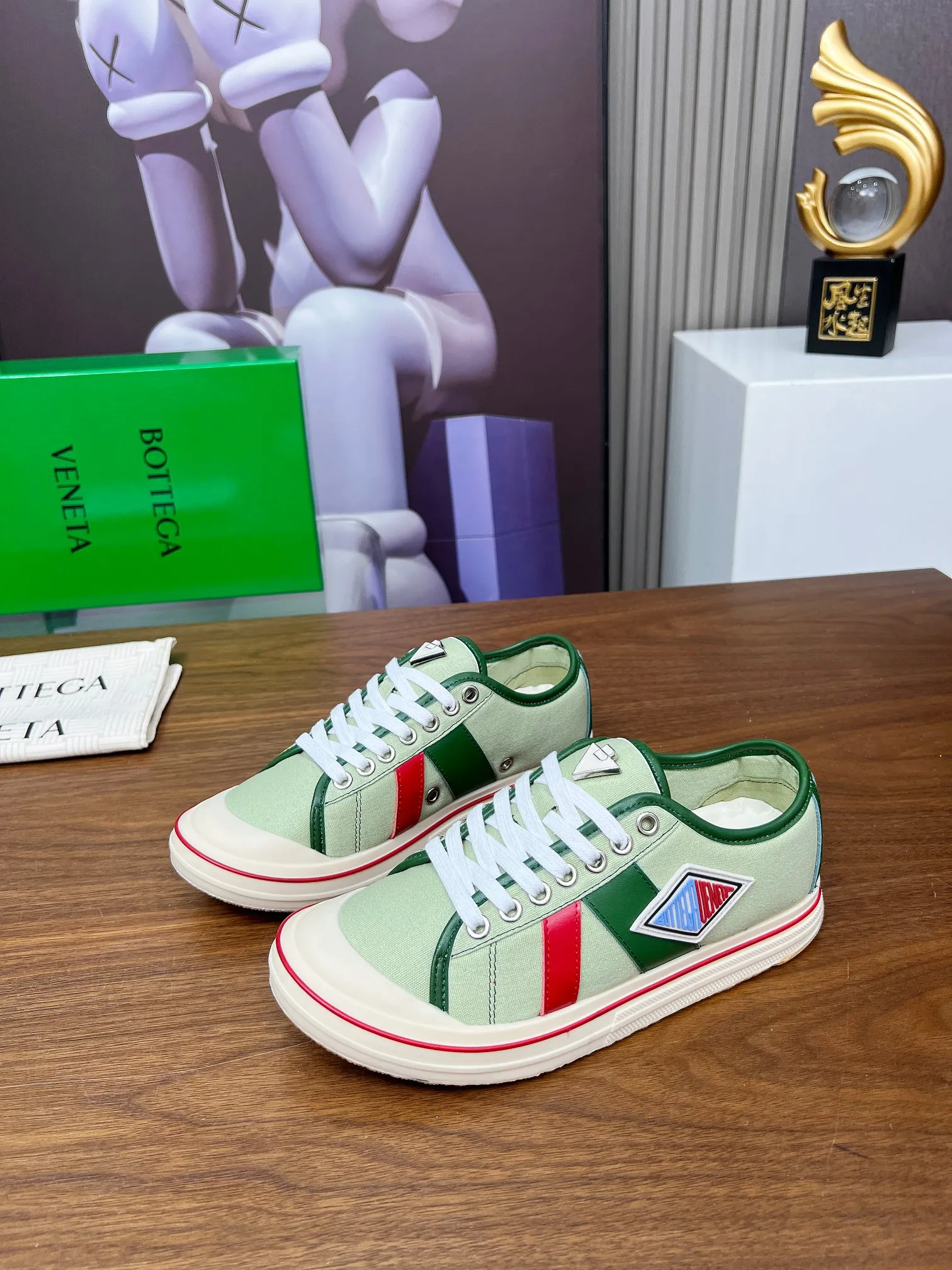 Men's men's shoes 💰500💰 Bottega Veneta BV's latest Eliot series retro basketball shoes casual sports canvas shoes will become gods once it is launched‼ ️ Inspired by retro basketball sneakers, the color combination highlights youthful vitality and perfectly interprets the theme of youth and childlike innocence. The details are also very particular. The summer canvas brings excellent durability and comfort. Designs such as calfskin trim, rubber toe caps and hand-painted retro red lines are full of retro feel. The round toe and convex sole add a modern feel and are suitable for various styles. Easily create a fashionable atmosphere. The upper foot is the focus...can be worn as a couple's shoes...The red lines on each shoe edge are hand-painted, which adds more taste and attitude! ✦Fabric: Original customized high-density canvas + cowhide ✦Inner: original customized breathable canvas ✦Insole: movable latex cowhide insole ✦Sole: original molded non-slip and wear-resistant TPU material ✦Sole thickness: 3cm, low-profile, single shoe ✦Number of sizes: female size 35--40, female 40 is customized and non-returnable❕ ✦Number: male size 39--45, male 45 is customized and non-returnable❗️
